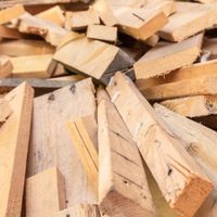Si encontrás una tabla de madera manchada o rota, no la tires: creá este impresionante portavelas