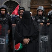 Policías enfrentan a encapuchados durante marcha en CDMX a favor de Palestina