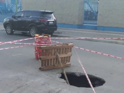 Un socavón en plena vía pública genera peligro para el tránsito en un sector de la ciudad de Neuquén