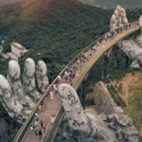 El increíble puente sostenido por "dos manos"