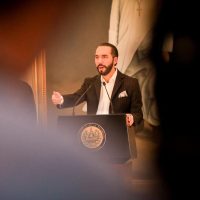HRW advierte que la democracia en El Salvador "está al borde del abismo"