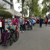 Adultos mayores saturan Biblioteca Vasconcelos por dosis de refuerzo; en Campo Marte, poca afluencia