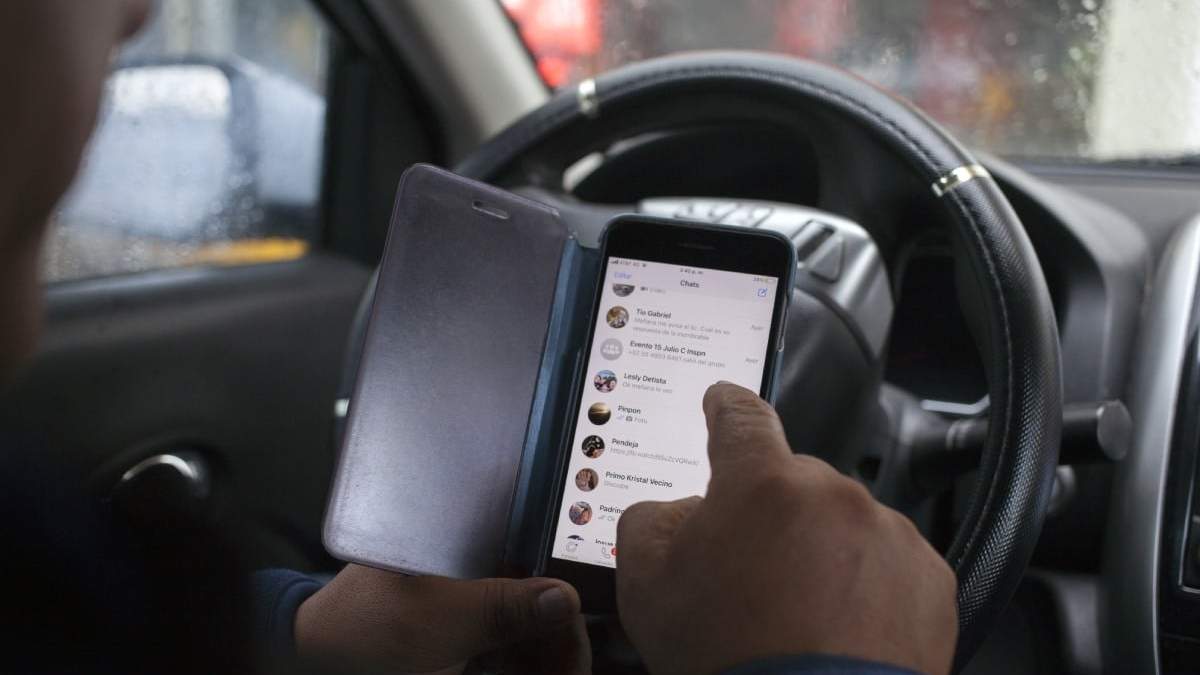 Un hombre utiliza WhatsApp en su teléfono celular.