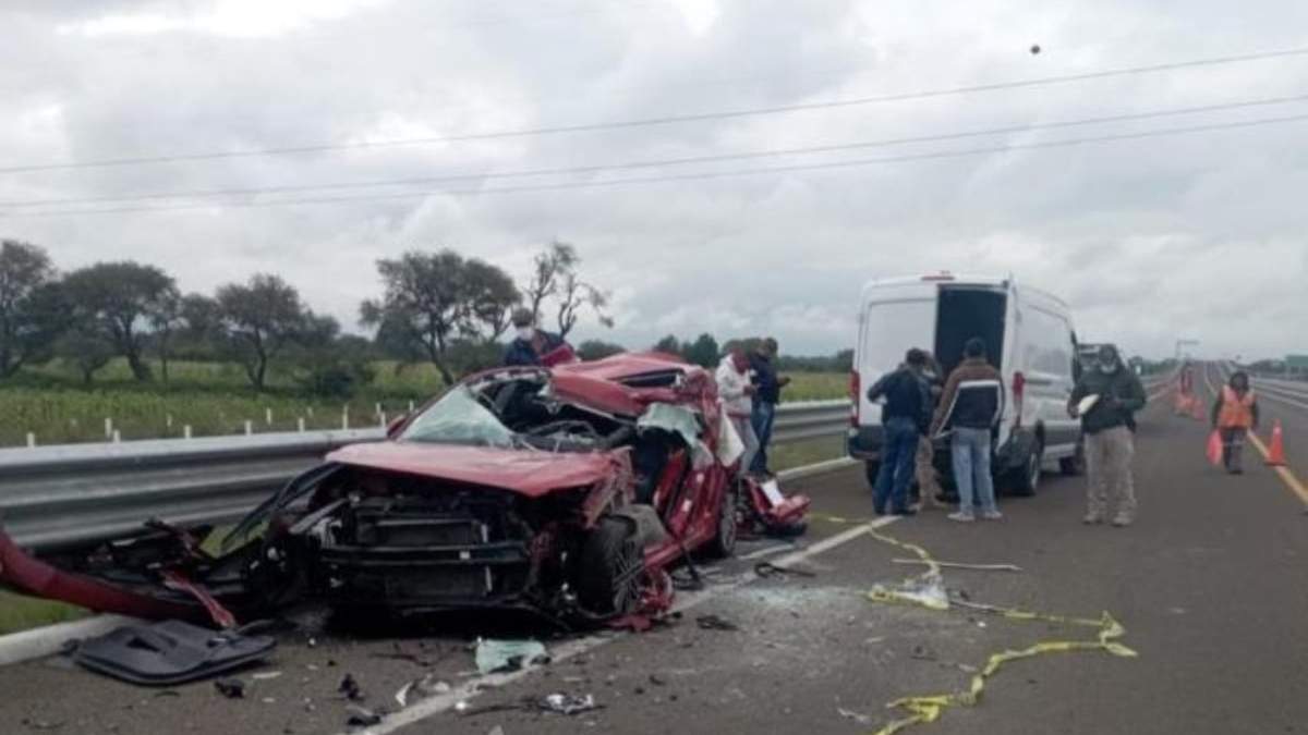 El vehículo chocó contra un torton