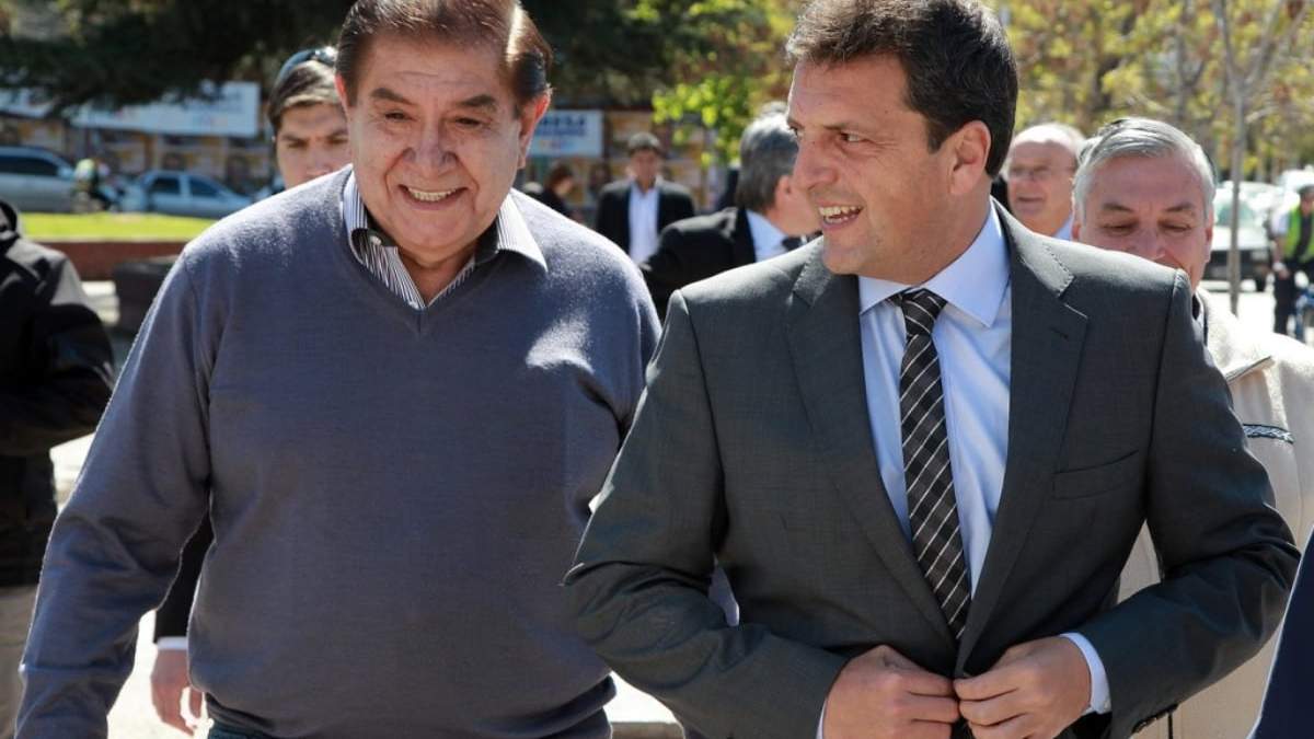Guillermo Pereyra, referente de la Azul y Blanca de MPN, junto a Sergio Massa. Fuente: (Facebook)