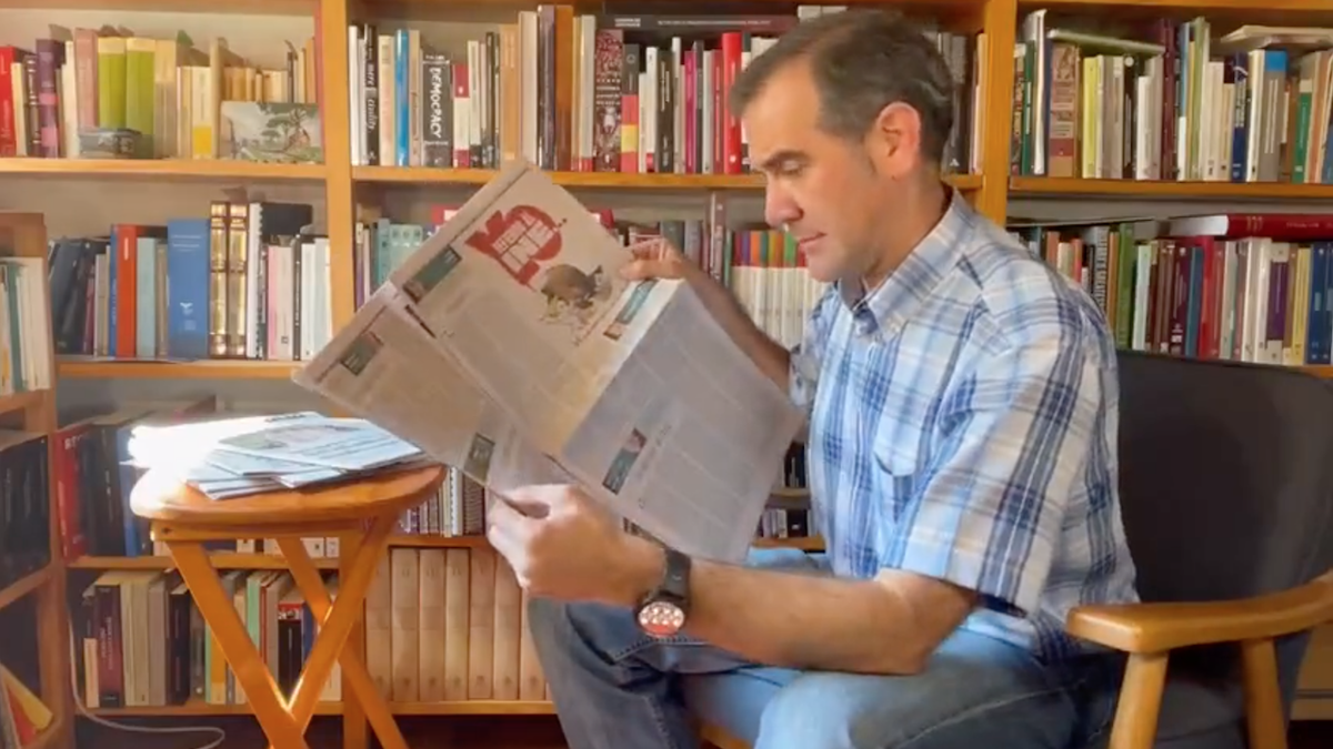 El presidente del INE apareció en un video hojeando periódicos de la Ciudad de México, y luego negó las acusaciones de que hubiera ido al extranjero