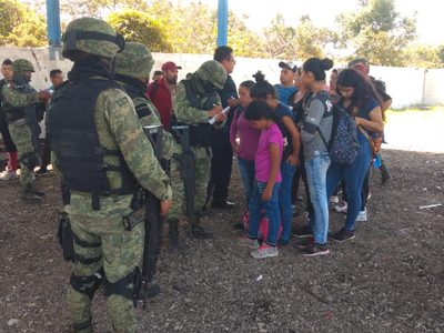Sedena muestra a migrantes rescatados en Tamaulipas; huachicoleros, los responsables