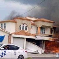 Hartos de extorsiones, vecinos de San José del Rincón incendian la casa de la alcaldesa y vehículos