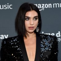 ¡Se ve encantadora! Dua Lipa sorprendió a todos con un look de peluche