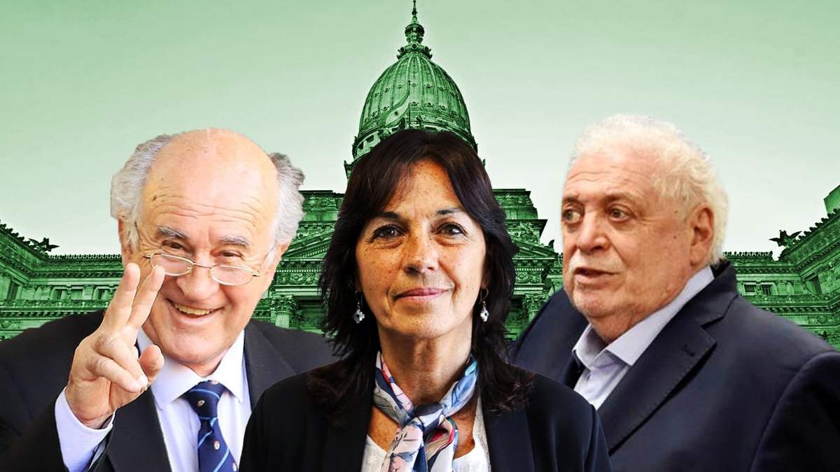 Oscar Parrilli, Vilma Ibarra y Ginés González García frente al Congreso de la Nación. Fuente: (Twitter)