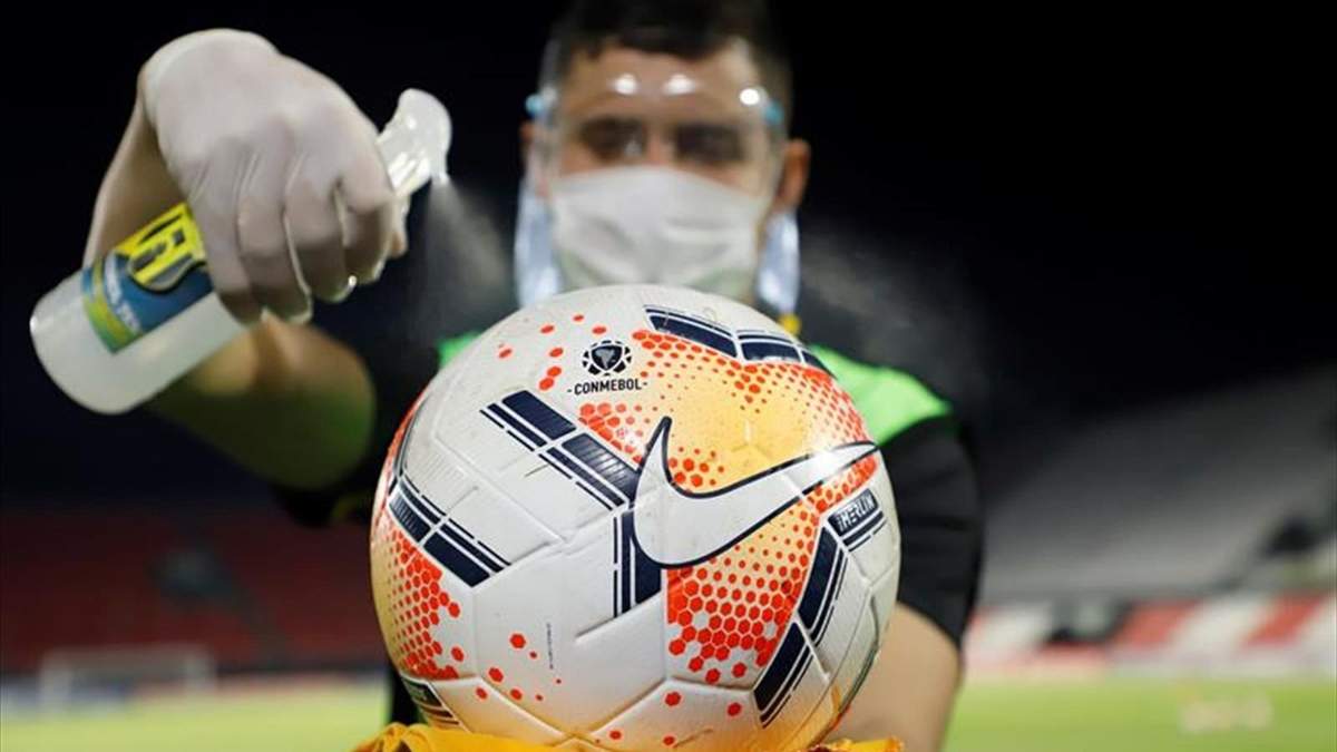 Sanitización de un balón de fútbol. Fuente: (Twitter)