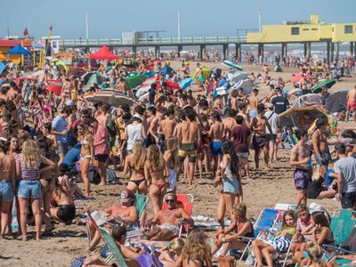 Caos en Pinamar: tumultos, estampidas, represión policial y muy poco distanciamiento social