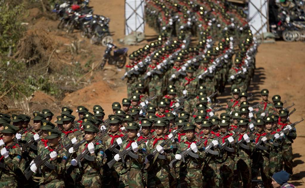 ARCHIVO - Oficiales del Ejército de Liberación Nacional Ta'ang marchan durante un acto para conmemorar el 52do Día de la Revolución Ta'ang en Mar-Wong, área autónoma de Ta'ang, estado norteño de Shan, Myanmar, el 12 de enero de 2015