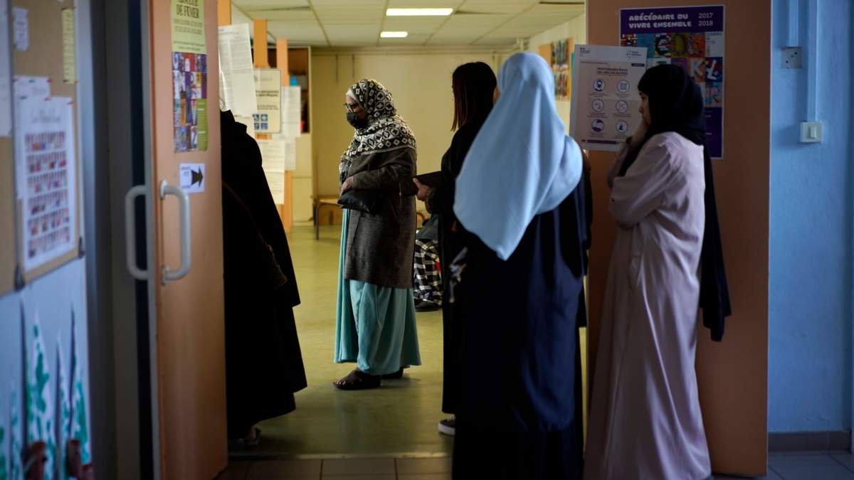 Mujeres hacen fila antes de votar en la primera vuelta de las elecciones presidenciales en un colegio electoral el 10 de abril de 2022 en Marsella, Francia