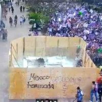 Mujeres con el rostro cubierto resultan heridas tras romper vidrio en la entrada del Metro Hidalgo