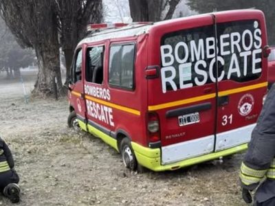 Una camioneta de rescate de Bomberos Voluntarios volcó cuando regresaba de asistir otro incidente en Collón Curá