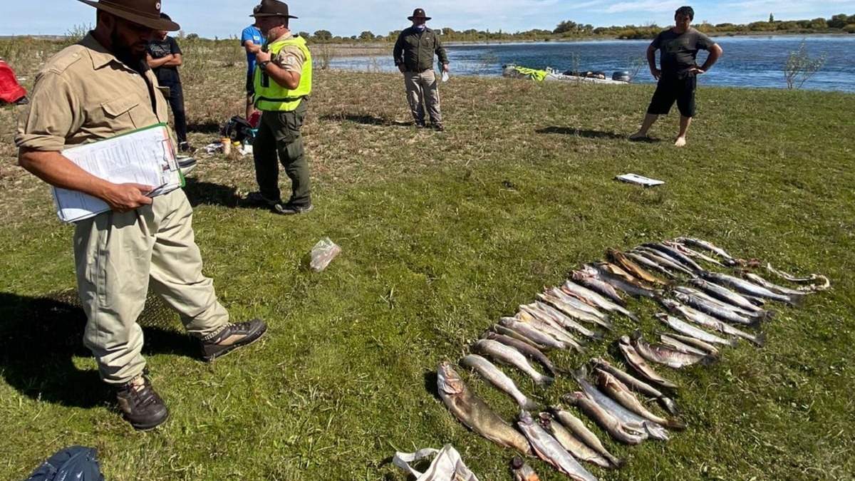 Personal de guardafauna realizó los controles de pesca. Fuente: (Guardafauna Neuquén)