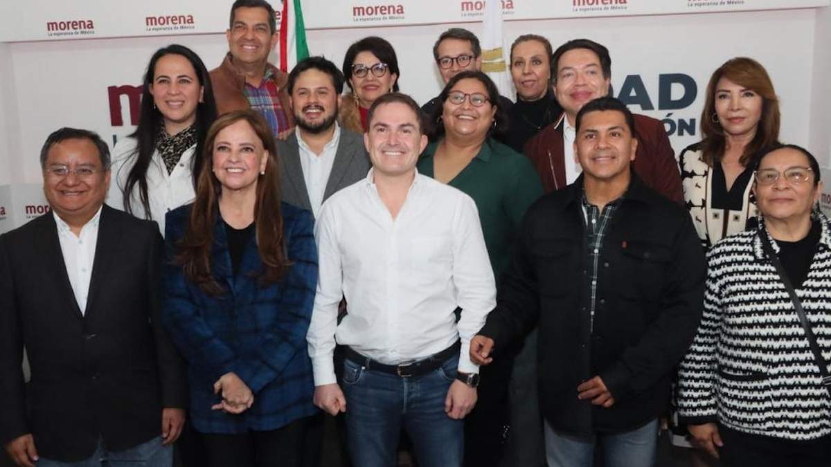 Javier López Casarín, al centro, junto con los dirigentes morenistas