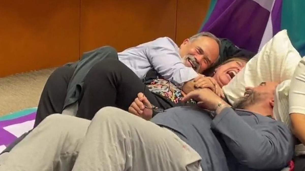 En su comunicado, la Consejería Jurídica de Presidencia publicó una de las fotos de la toma de tribuna del Senado el 28 de abril, en la que aparecen Xóchitl Gálvez y Gustavo Madero