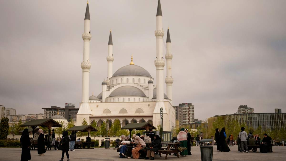 La gente se congrega al aire libre tras un sismo con una magnitud preliminar de 6,2, en Estambul, Turquía, el 23 de abril de 2025