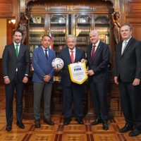 AMLO revisa con Gianni Infantino preparativos para el Mundial 2026 y le presenta el AIFA
