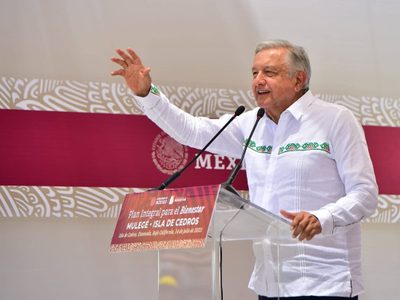 AMLO publica información sobre empresas de Xóchitl Gálvez; la senadora anuncia que lo demandará