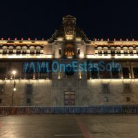 En la fachada del Palacio Nacional proyectan mensaje: "AMLO no estás solo"