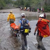 Brigadistas del Parque Nacional Lanín rescataron a una joven que se accidentó en el sendero a la cascada Ñivinco