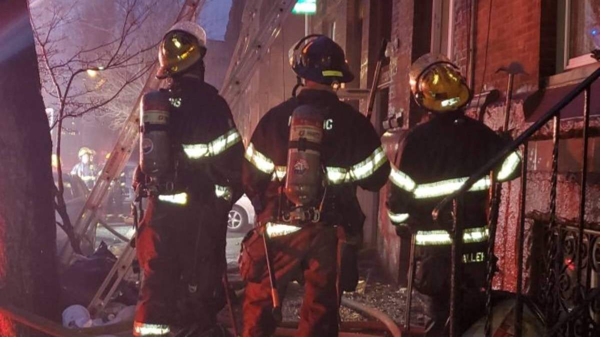 Bomberos de Filadelfia atienden el incendio