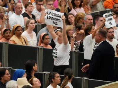 Manifestantes de PETA interrumpen audiencia papal y le exigen que condene la tauromaquia