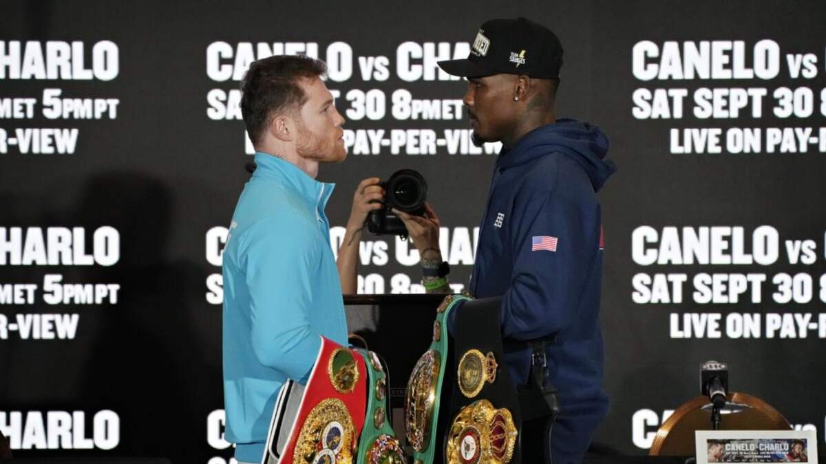 El mexicano Saúl “Canelo” Álvarez y el estadunidense Jermell Charlo posan durante una conferencia de prensa