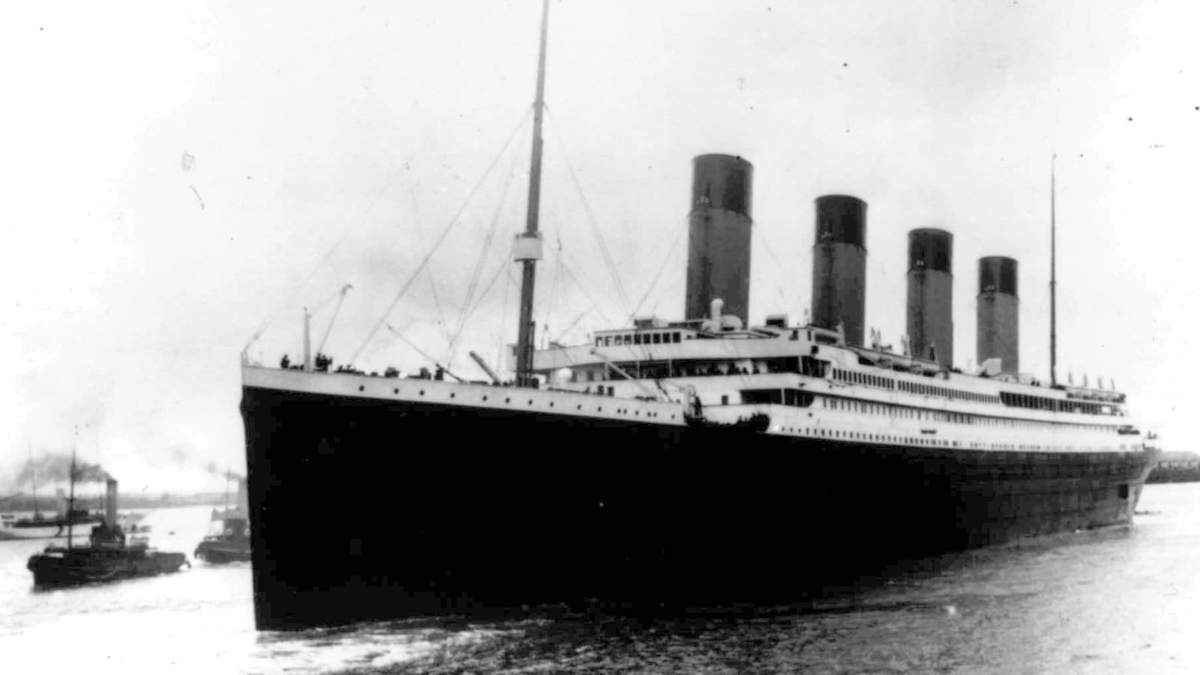 El Titanic parte de Southampton, Inglaterra, para su primer viaje, el 10 de abril de 1912