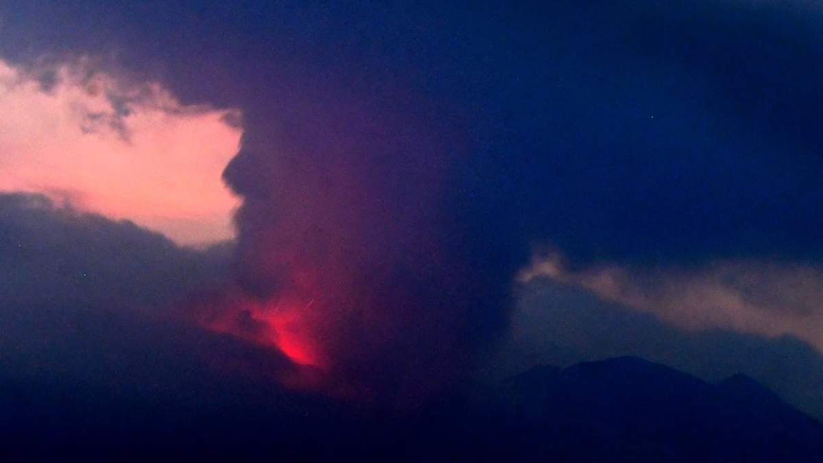 Foto del volcán Sakurajima en Japón, visto desde  Tarumizu, en la prefectura de Kagoshima