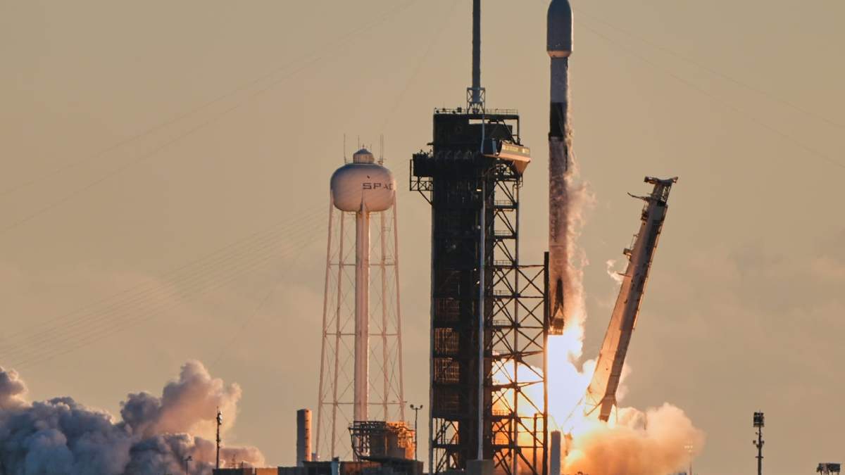 Un cohete Falcon 9 de SpaceX con un satélite climático despega del Centro Espacial Kennedy en Cabo Cañaveral, Florida, el 24 de septiembre del 2025