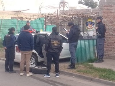 Detuvieron a un roba ruedas tras un raid delictivo en el Bajo de Neuquén