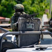 Arriban más militares a Culiacán en medio de nuevos enfrentamientos y asesinatos