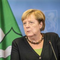 Merkel abre el diálogo con los talibanes para evacuar a más refugiados de Afganistán