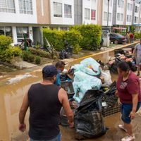 Se desborda canal de aguas negras e inunda 250 casas en Valle de Chalco