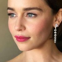¿Estás listo para verla así? Emilia Clarke lució un particular vestuario y...¡se le marcó todo!