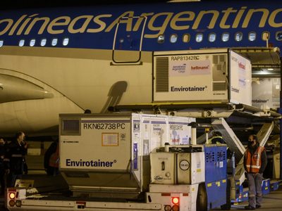 Llegó el segundo vuelo desde China con 768 mil dosis de la vacuna contra el coronavirus de Sinopharm