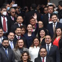 Sheinbaum saluda a cientos de simpatizantes al llegar al Congreso para rendir su cuarto informe