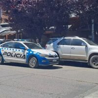 Detuvieron a un joven que agredió a dos comisarios y un fiscal en San Martín de los Andes