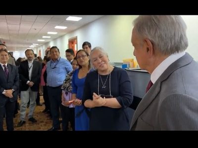 AMLO visitó a personal de la Consejería Jurídica de la Presidencia