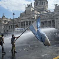 El Senado argentino aprueba la reforma laboral de Milei en medio de protestas; al menos 15 detenidos
