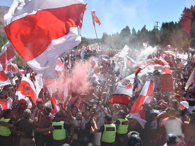 Llegó River a San Martín de Los Andes y generó locura en los hinchas