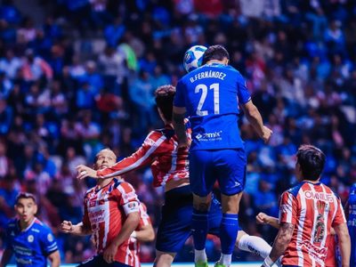 Cruz Azul supera 2-1 a Chivas y le corta su paso perfecto en la Liga MX