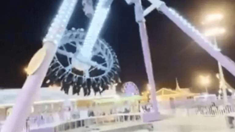 Juego mecánico en parque de diversiones de Arabia Saudita se derrumba y deja 23 heridos