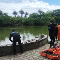 Intensa búsqueda de un hombre que se arrojó a los lagos de Palermo el mediodía del lunes