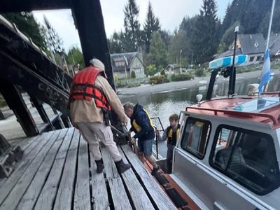 Dramático rescate de kayakistas en el Nahuel Huapi, sorprendidos por un fuerte viento