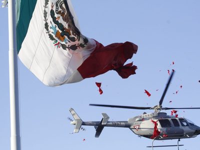 Helicóptero destruye bandera de México mientras realizaba exhibición en el Campo Militar 1-A (Video)